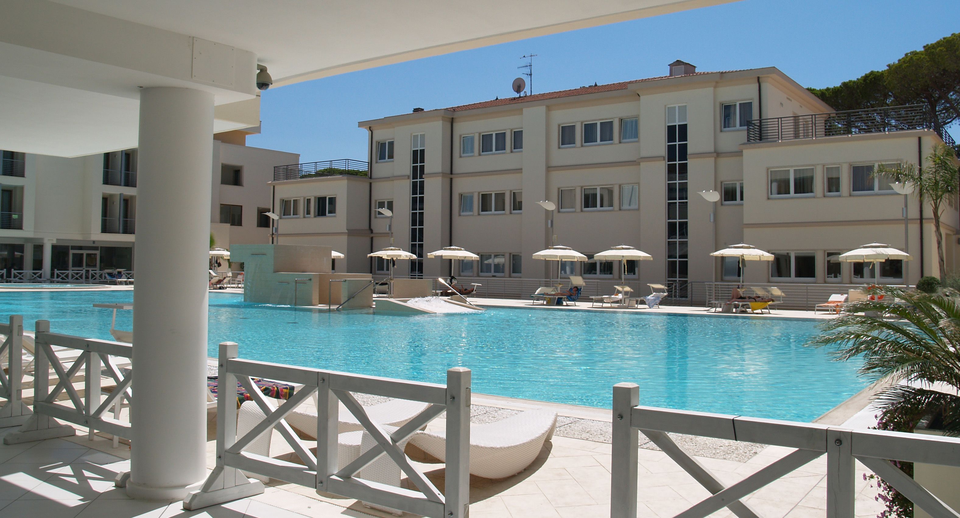 3 indoor pools, 2 outdoor pools, pool loungers