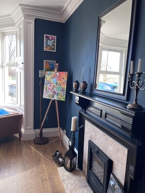 32-inch LCD TV with digital channels, TV, streaming services - Ravenswood Guest House (Stirling)