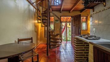 Liquidificador, talheres/pratos/utensílios de cozinha