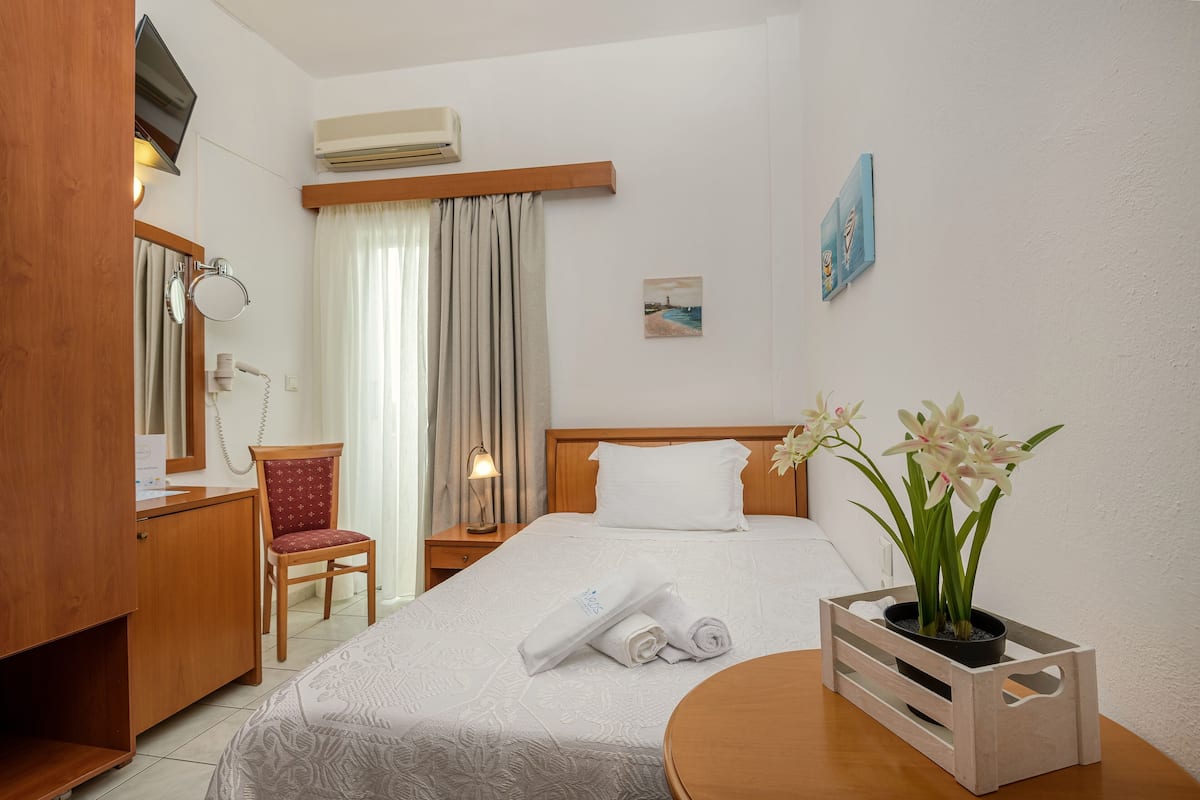 Single Room | In-room safe, desk, soundproofing, WiFi (free)