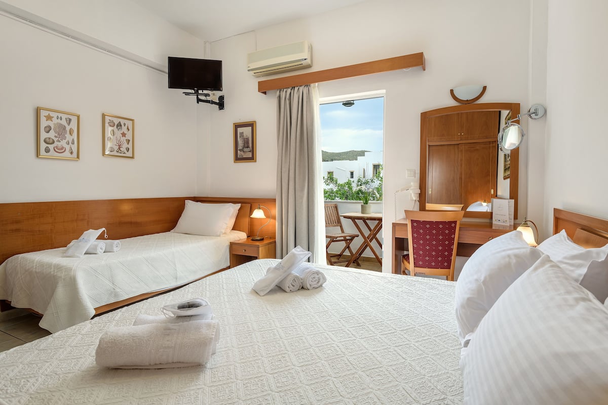 Triple Room | In-room safe, desk, soundproofing, WiFi (free)