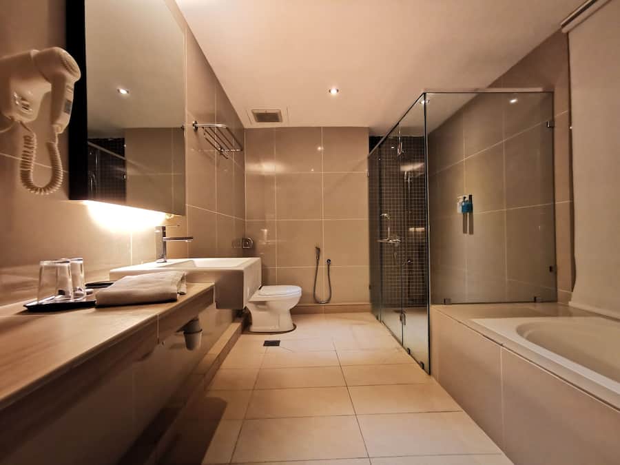 Premium Deluxe Room | Bathroom | Hair dryer, bidet, towels, soap
