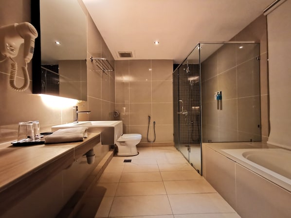 Premium Deluxe Room | Bathroom | Hair dryer, bidet, towels, soap - Hotel Langkasuka (Langkawi)