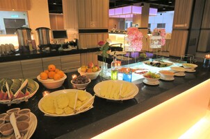 Sarapan Eropah setiap hari (MYR 20 seorang) 