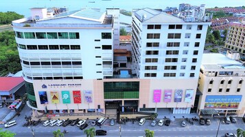 Depan hartanah - siang/malam