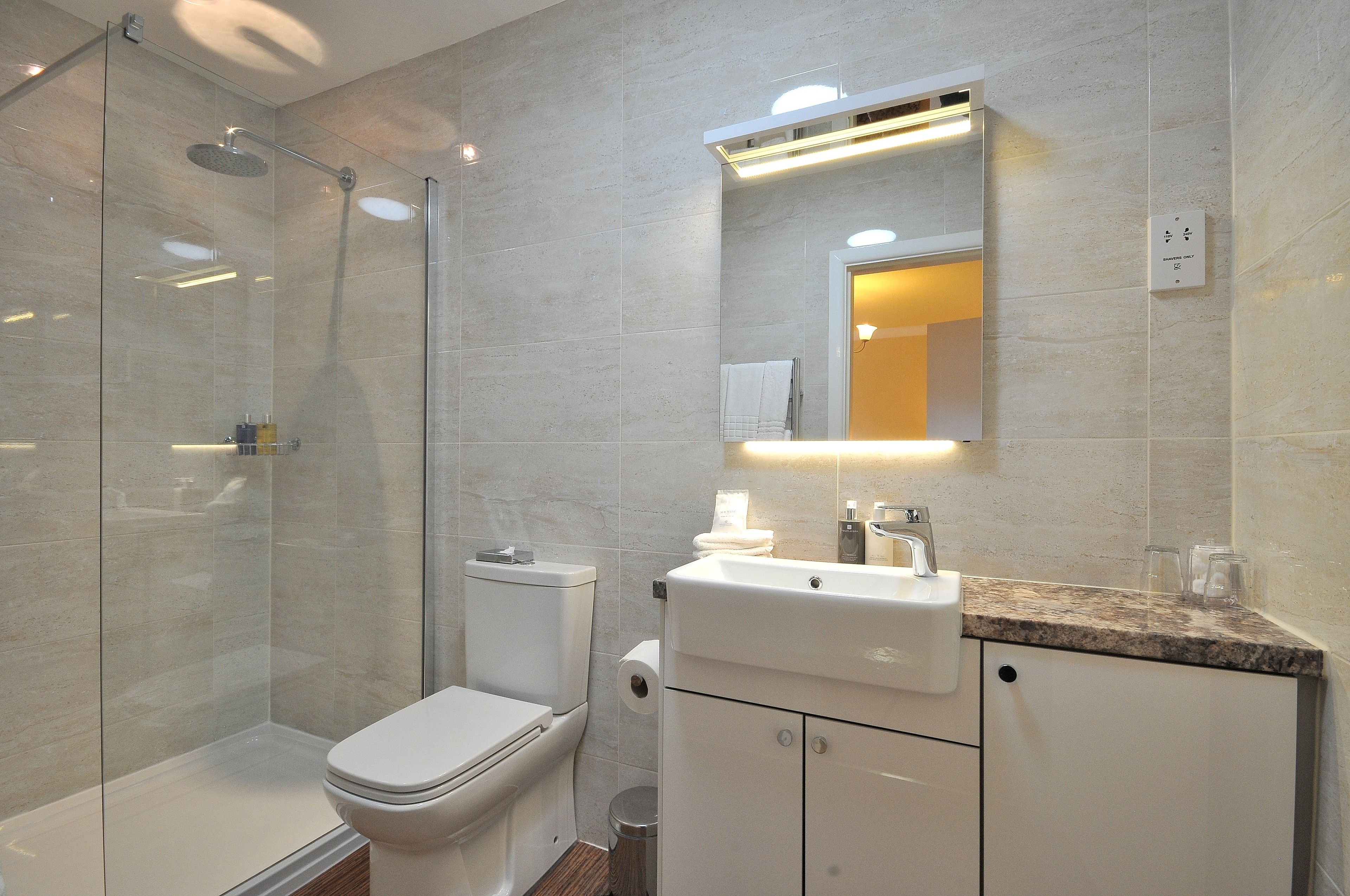 Premier Double Room, 1 Queen Bed (N6) | Bathroom | Shower, free toiletries, hair dryer, towels