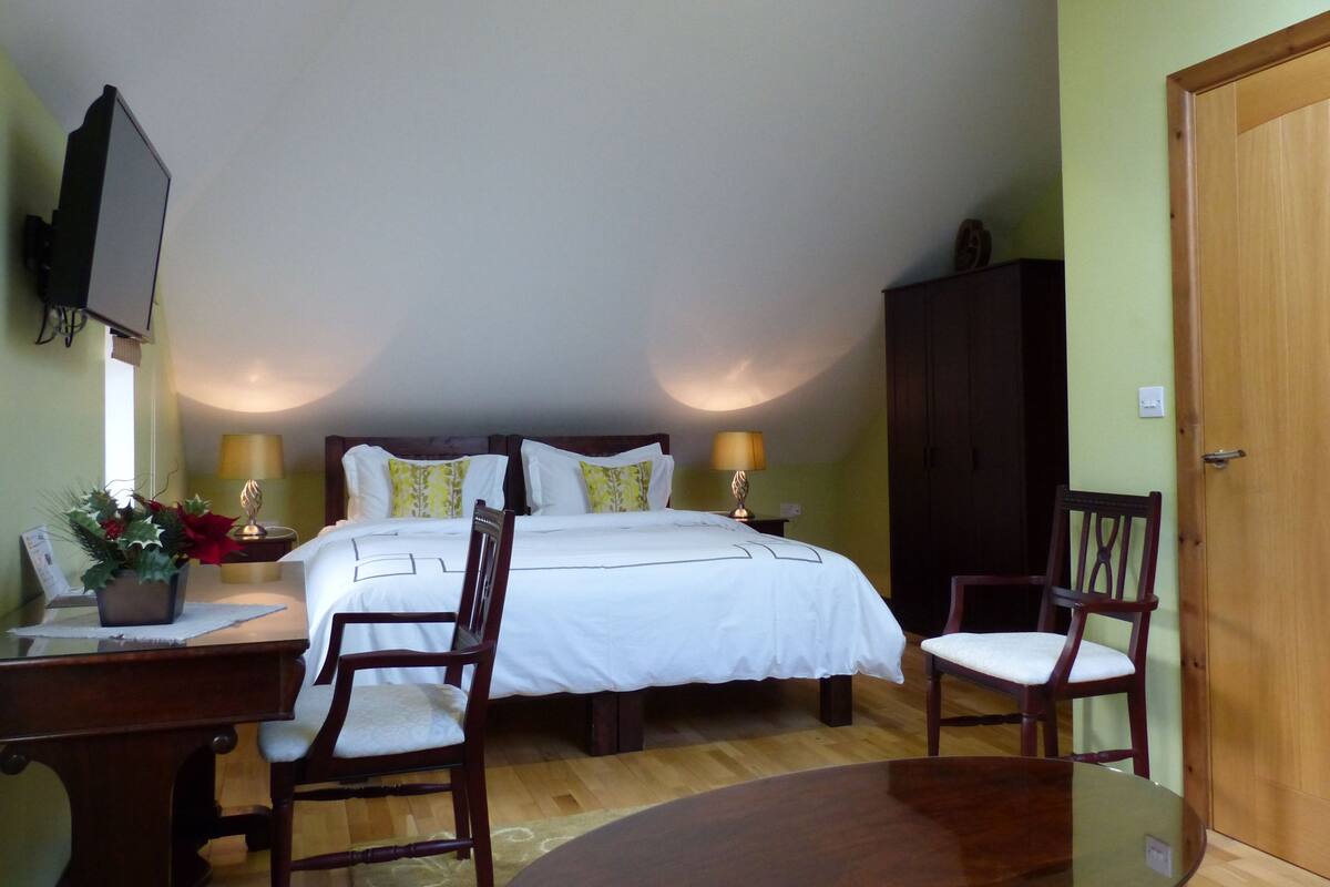 Superior Double or Twin Room (Olive Room) | Minibar, iron/ironing board (on request), WiFi (free), bed sheets