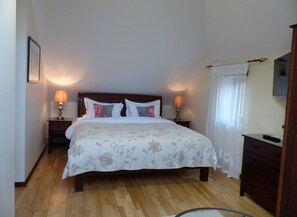 디럭스 더블룸 | 미니바, 다리미/다리미판, 무료 WiFi, 침대 시트