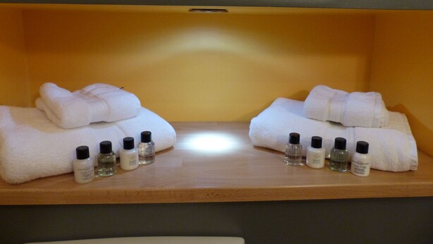 Deluxe Double Room | Bathroom | Shower, rainfall showerhead, free toiletries, hair dryer - Millers House (Emsworth)