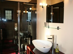 Quarto casal standard | Banheiro | Chuveiro, chuveiro com efeito de chuva, produtos de toalete grátis 