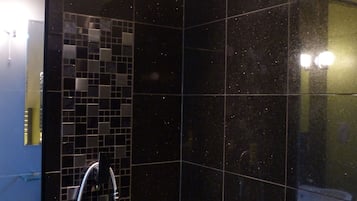 Superior Double or Twin Room (Olive Room) | Bathroom