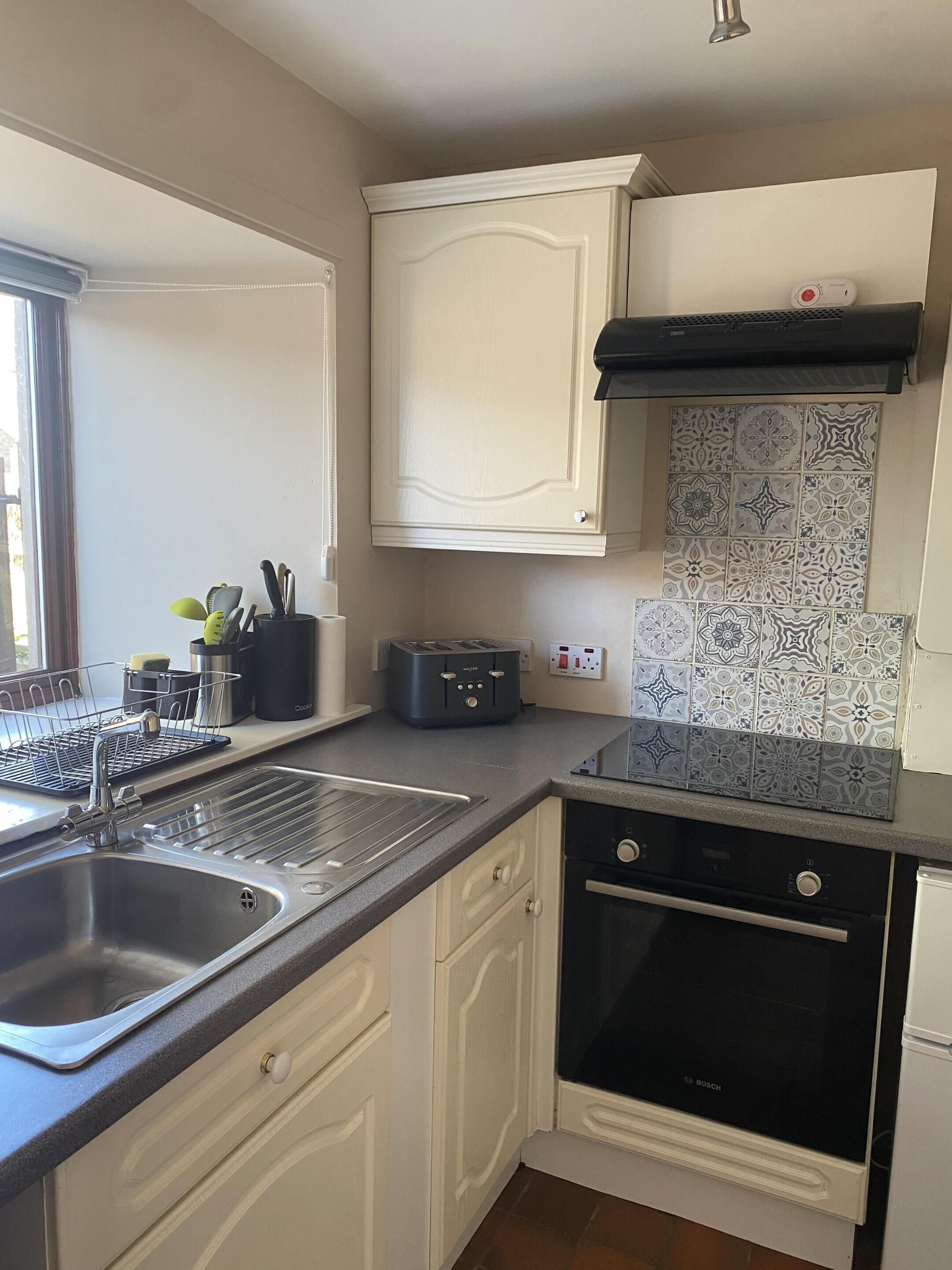 Cottage, Ensuite, Garden View | Private kitchen | Highchair
