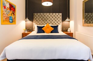 Escritorio, cortinas opacas, tabla de planchar con plancha y wifi gratis