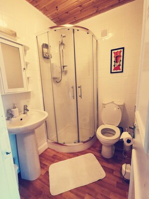 Kostenlose Toilettenartikel, Haartrockner, Bademäntel, Handtücher
