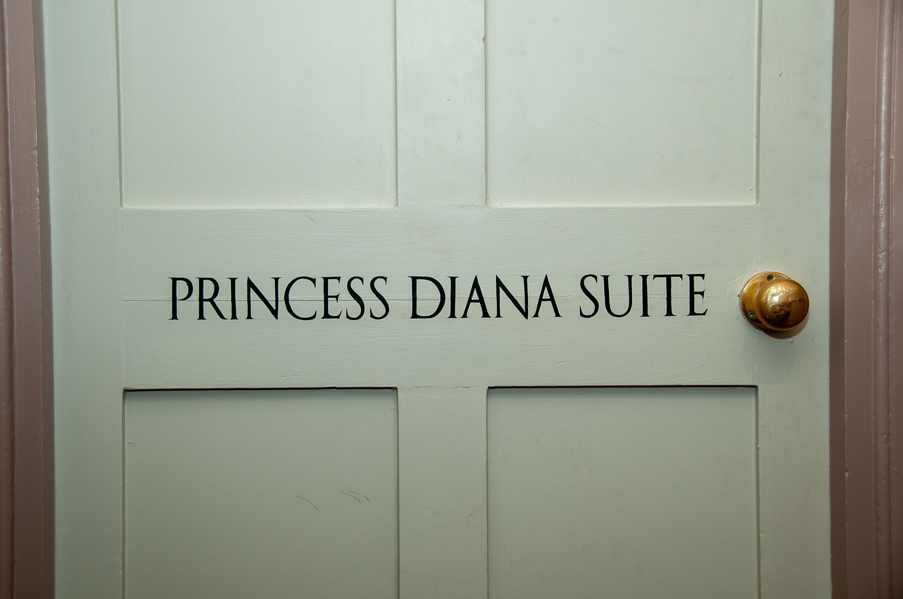 Una puerta con el texto 'PRINCESS DIANA SUITE' que indica el nombre de la habitación.