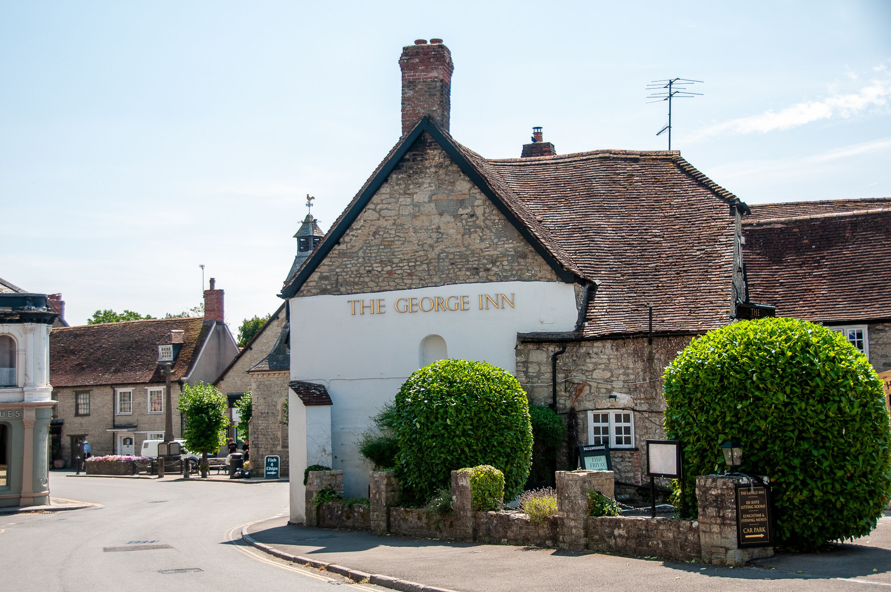 Un edificio tradicional con un letrero que dice 'The George Inn'.
