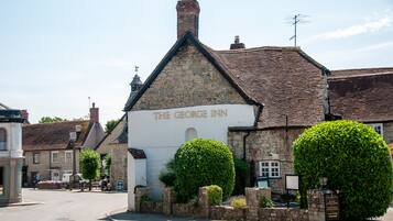 Un edificio tradicional con un letrero que dice 'The George Inn'.