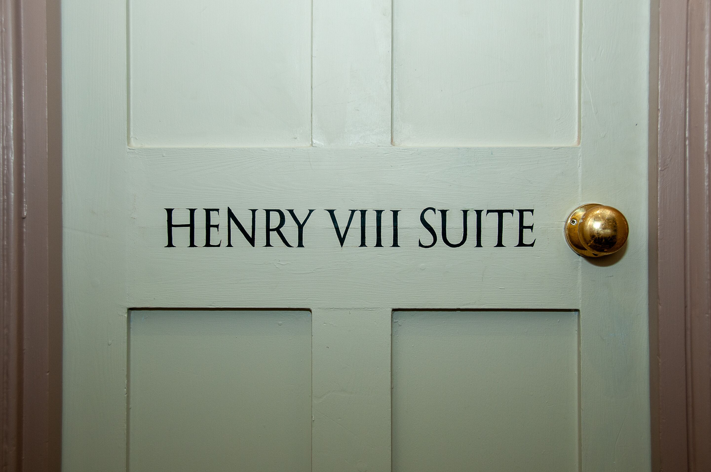 Una puerta con el texto 'HENRY VIII SUITE', que indica el nombre de la habitación.