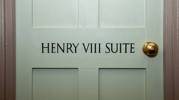 Una puerta con el texto 'HENRY VIII SUITE', que indica el nombre de la habitación.