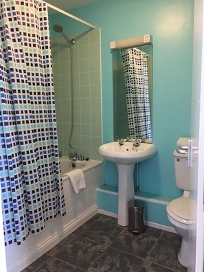 Standard-Doppelzimmer | Badezimmer | Duschwanne, Handtücher