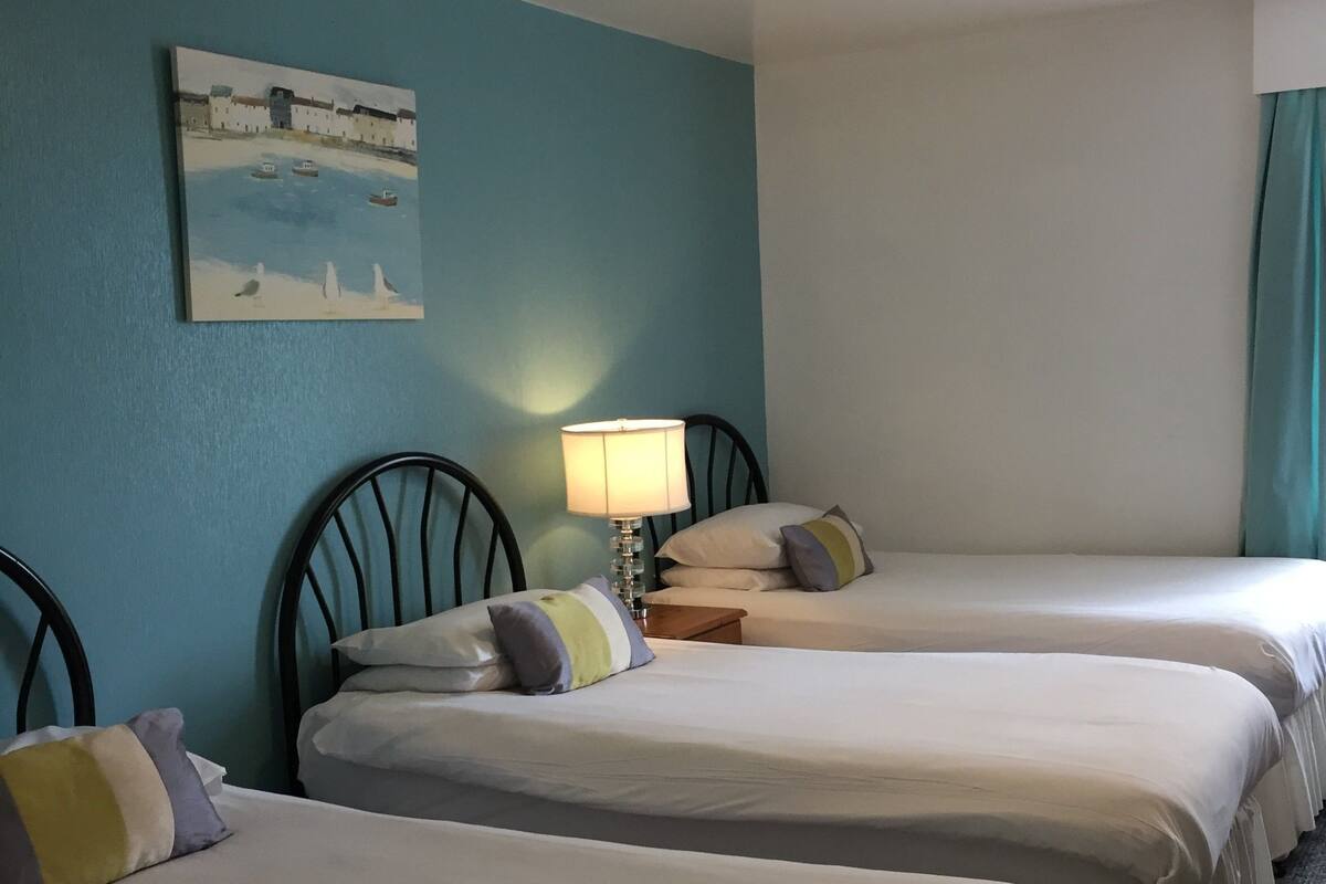 Dreibettzimmer | Bügeleisen/Bügelbrett, kostenloses WLAN
