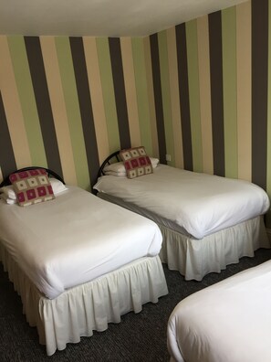 Dreibettzimmer | Bügeleisen/Bügelbrett, kostenloses WLAN
