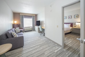 36-inch flat-screen TV with cable channels, TV - Hilton Garden Inn Clifton Park (Clifton Park)