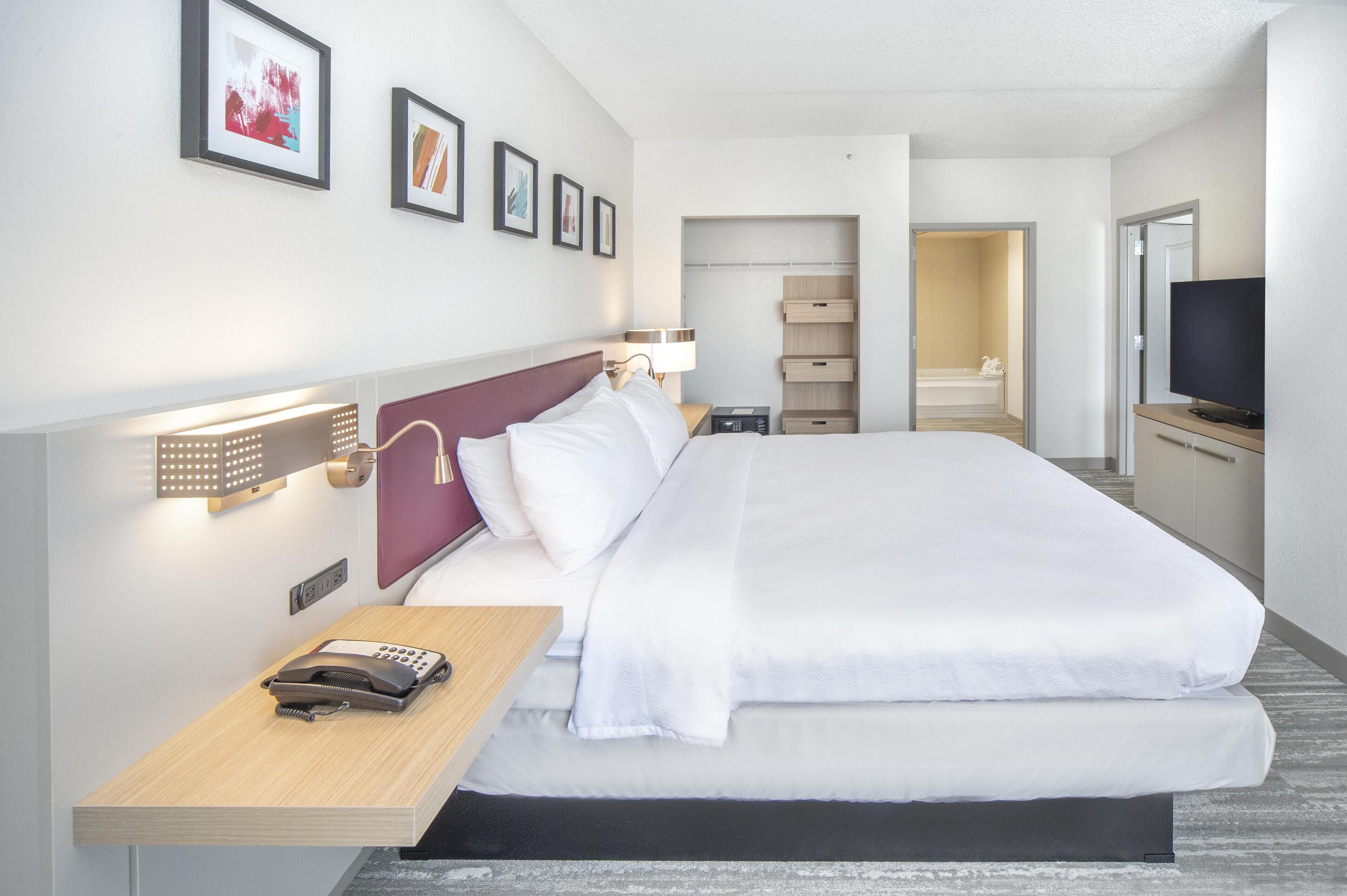 Värdeförvaringsskåp på rummet och strykjärn/strykbräda