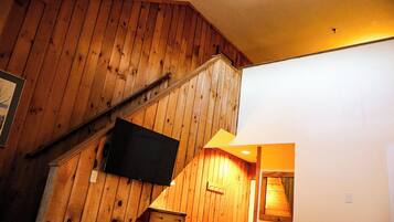 Loftsrom – premium | Strykejern/-brett, wi-fi (inkludert), sengetøy og vekkerklokke