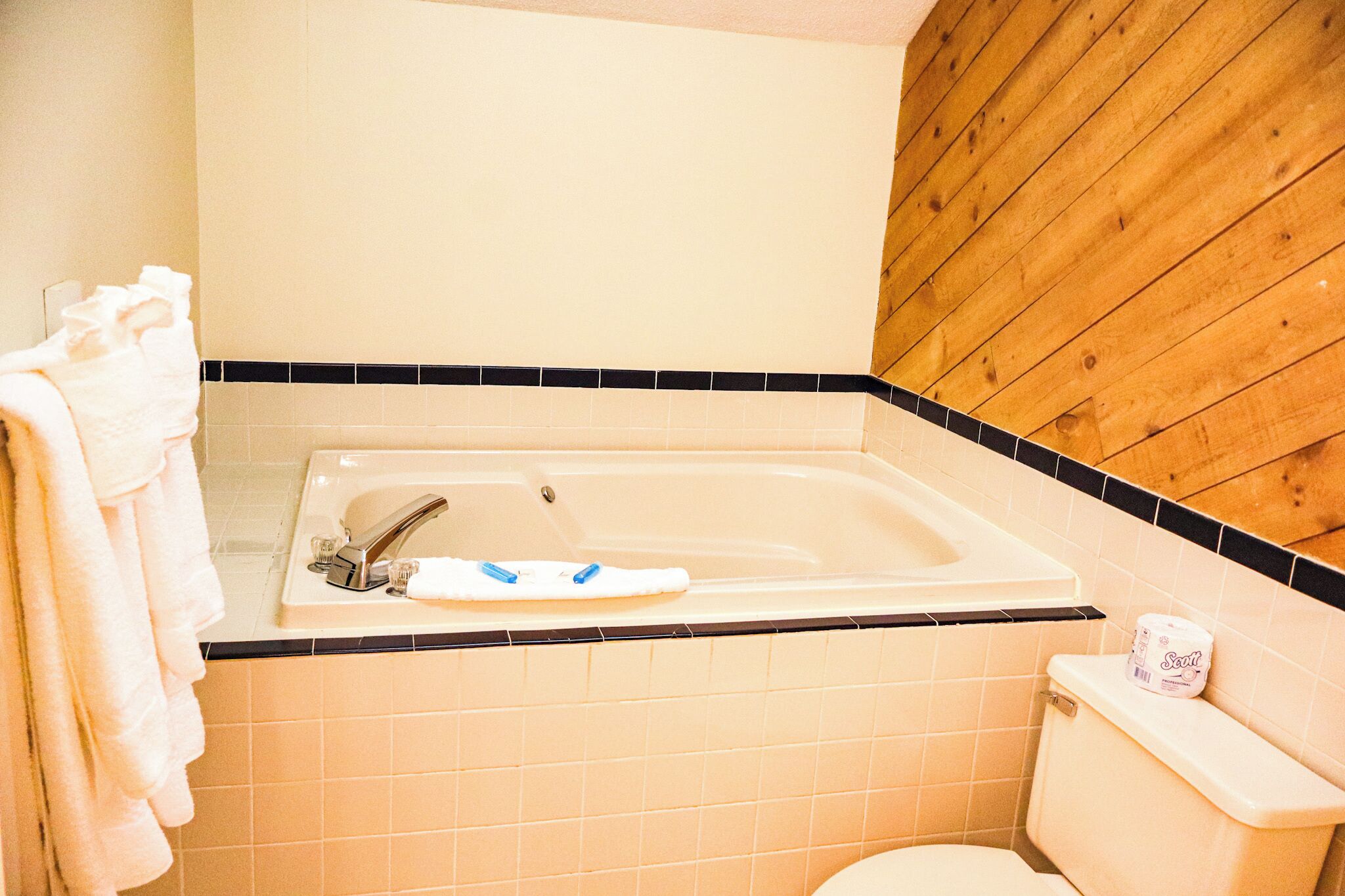 Un baño con bañera, inodoro y lavabo.