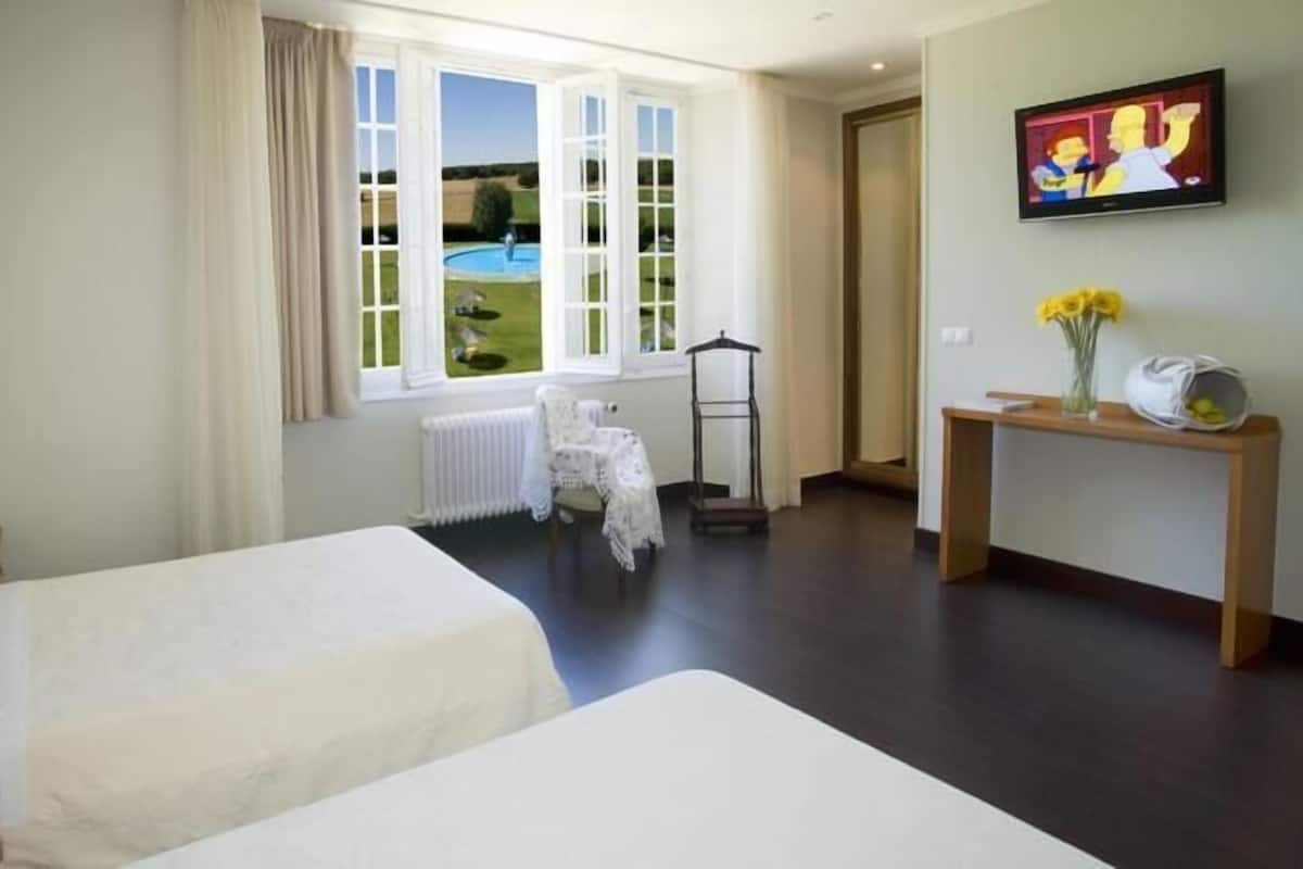 Escritorio, wifi gratis, ropa de cama y acceso para silla de ruedas