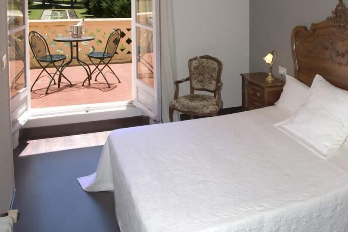 Escritorio, wifi gratis, ropa de cama y acceso para silla de ruedas