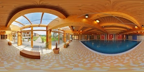 Piscina interna, piscina externa, espreguiçadeiras