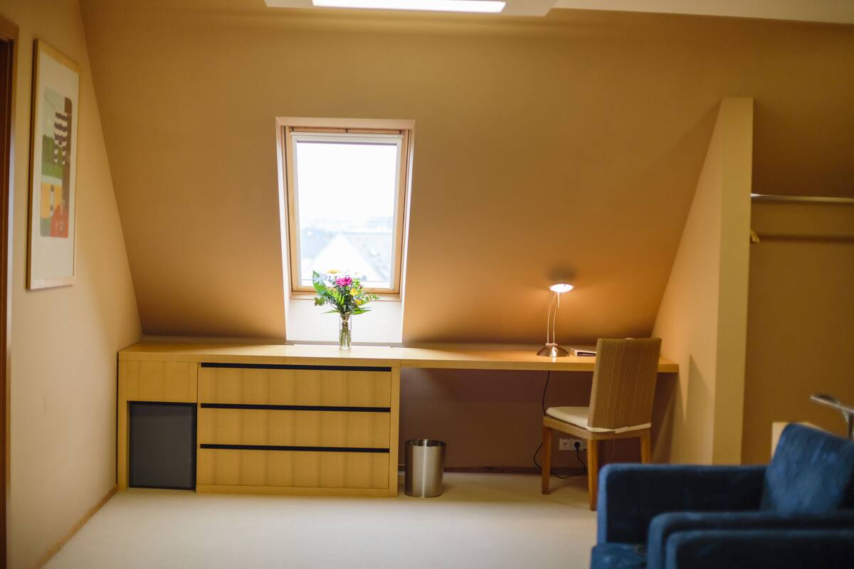Superior-Suite, 1 King-Bett und Schlafsofa, Gartenblick | Wohnzimmer | Flachbildfernseher