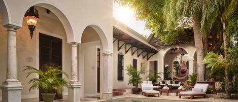 Utendørsbasseng og solsenger