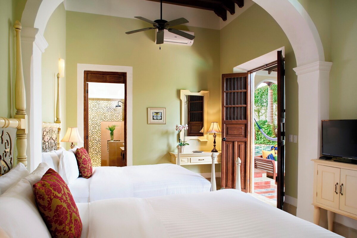 Rosas y Xocolate Boutique Hotel & Spa bed with pink pillows