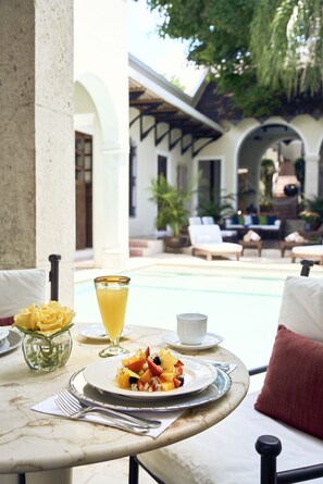 Desayuno a la carta todos los días (con cargo)