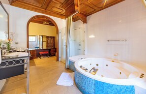Penthouse | Bathroom | Shower, rainfall showerhead, free toiletries, hair dryer - Muthu Sovereign Suites & Spa, Limuru Road, Nairobi (Limuru)