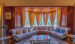 Televisi layar datar 32-inci dengan saluran TV kabel dan TV