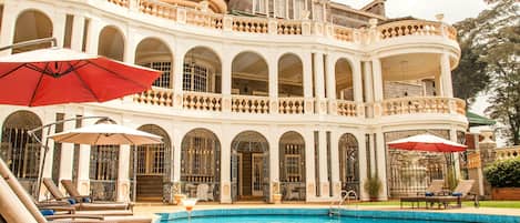 Una piscina al aire libre