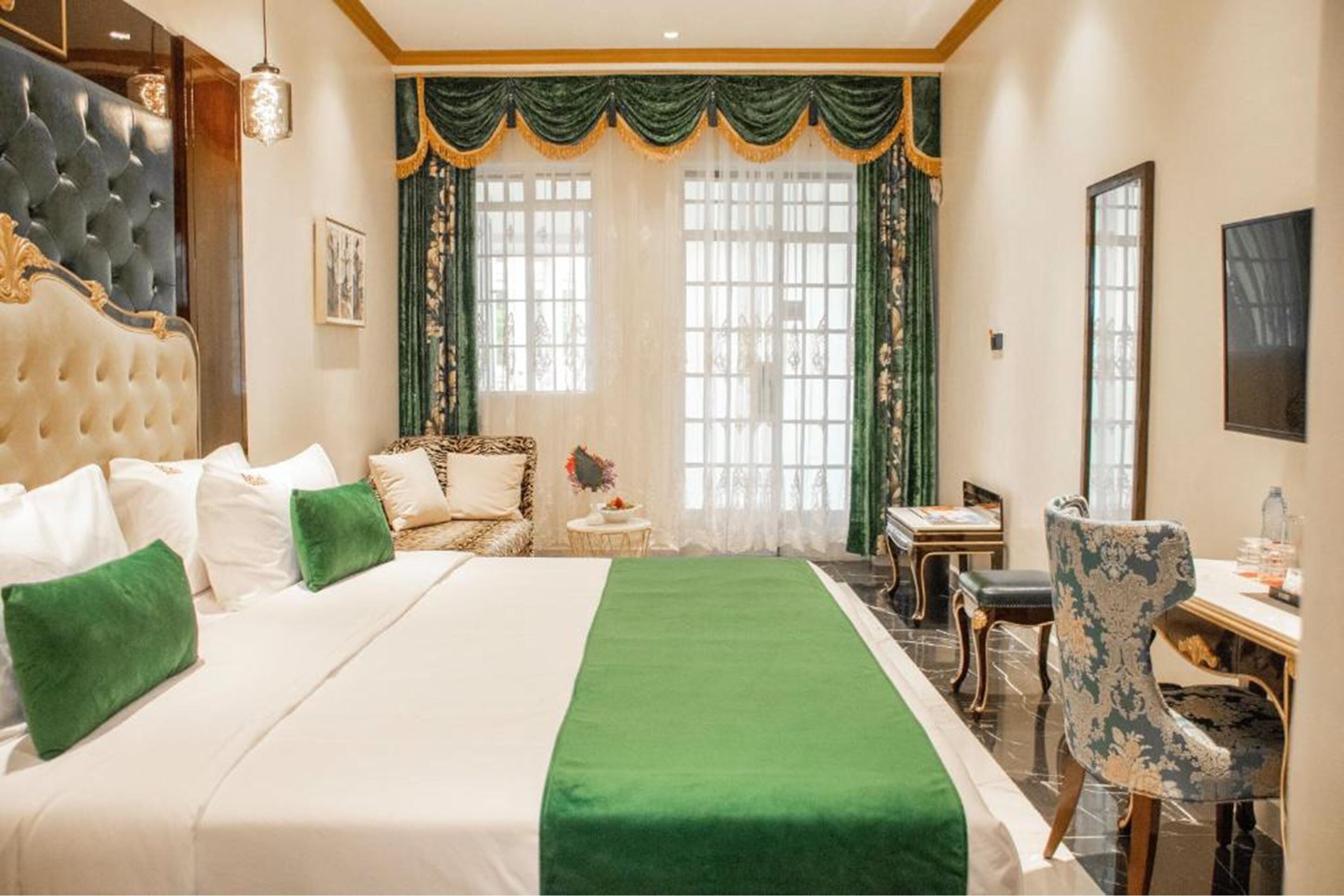 Habitación ejecutiva | Ropa de cama de alta calidad y caja de seguridad en la habitación 
