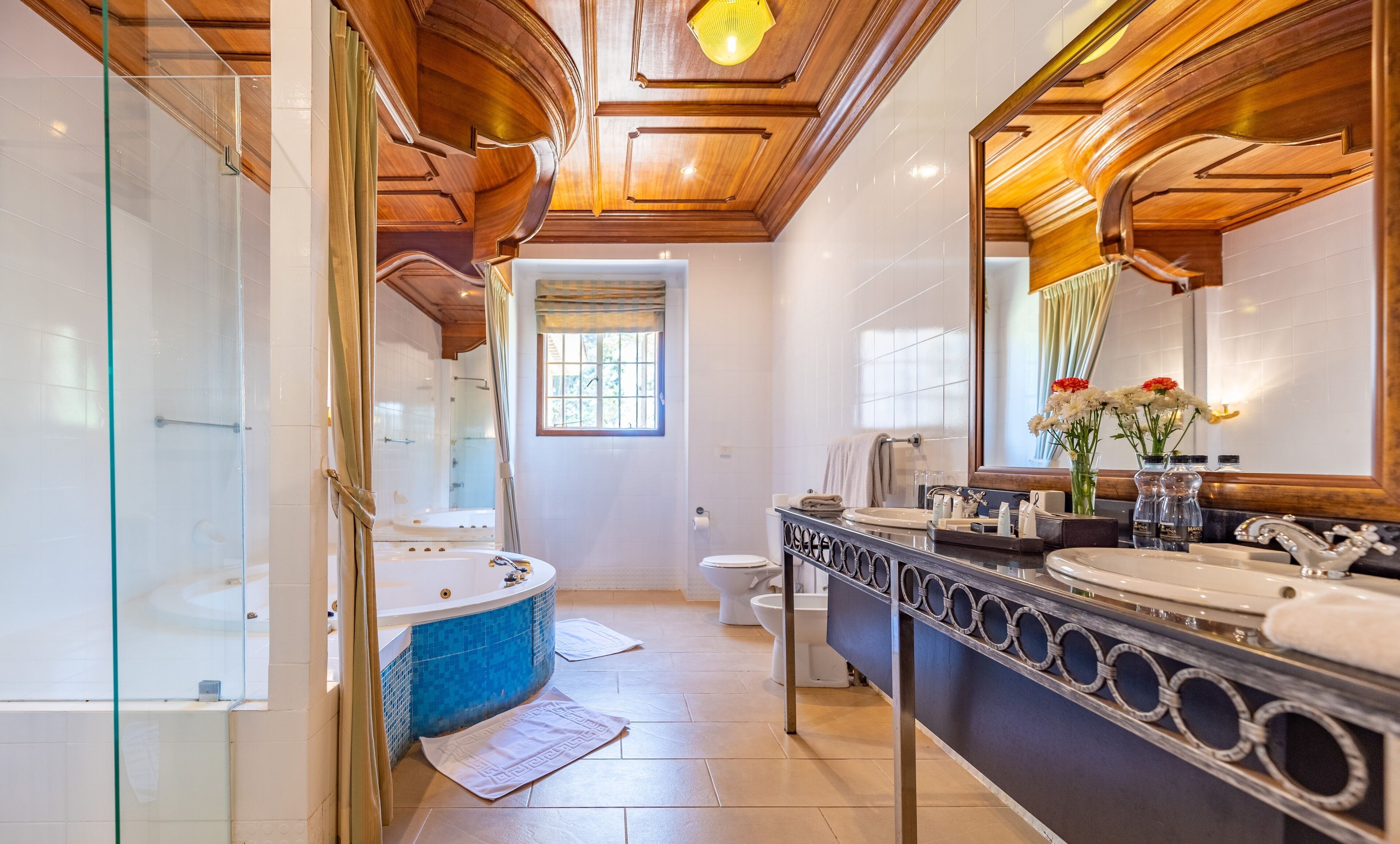 shower, rainfall showerhead, free toiletries, hair dryer