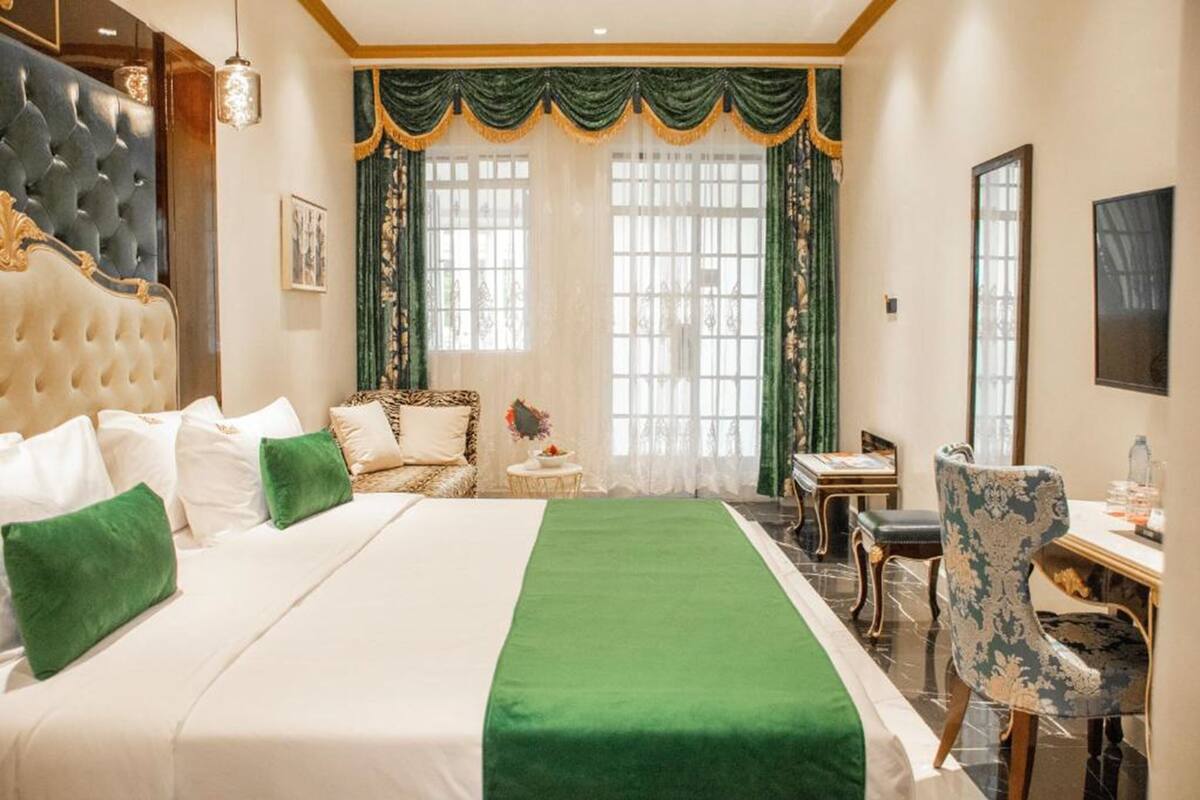 Quarto executivo | Roupas de cama premium, cofres nos quartos, cortinas blackout