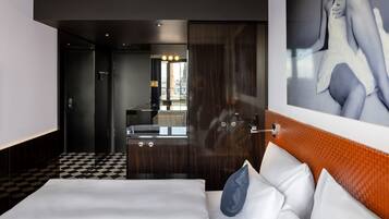 Minibar, Zimmersafe, Schreibtisch, schallisolierte Zimmer