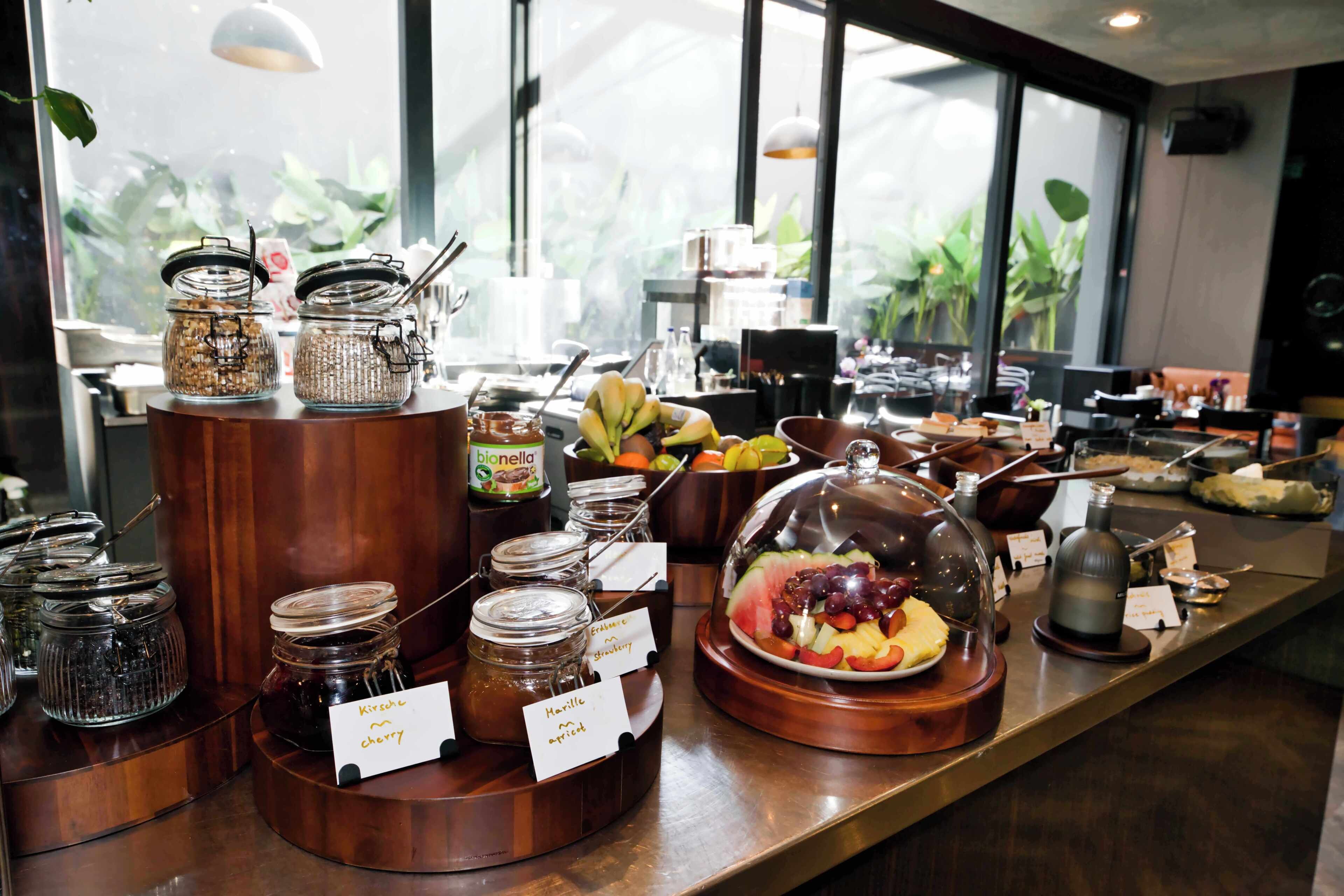 Een ontbijtbuffet met diverse gerechten en toevoegingen.