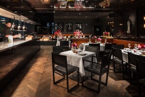 Breakfast, lunch and dinner served - Hotel MANI by AMANO (Berlin)