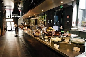 Continental breakfast for a fee on weekdays - Hotel MANI by AMANO (Berlin)