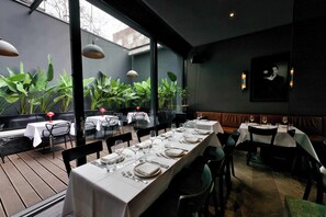 Breakfast, lunch and dinner served - Hotel MANI by AMANO (Berlin)