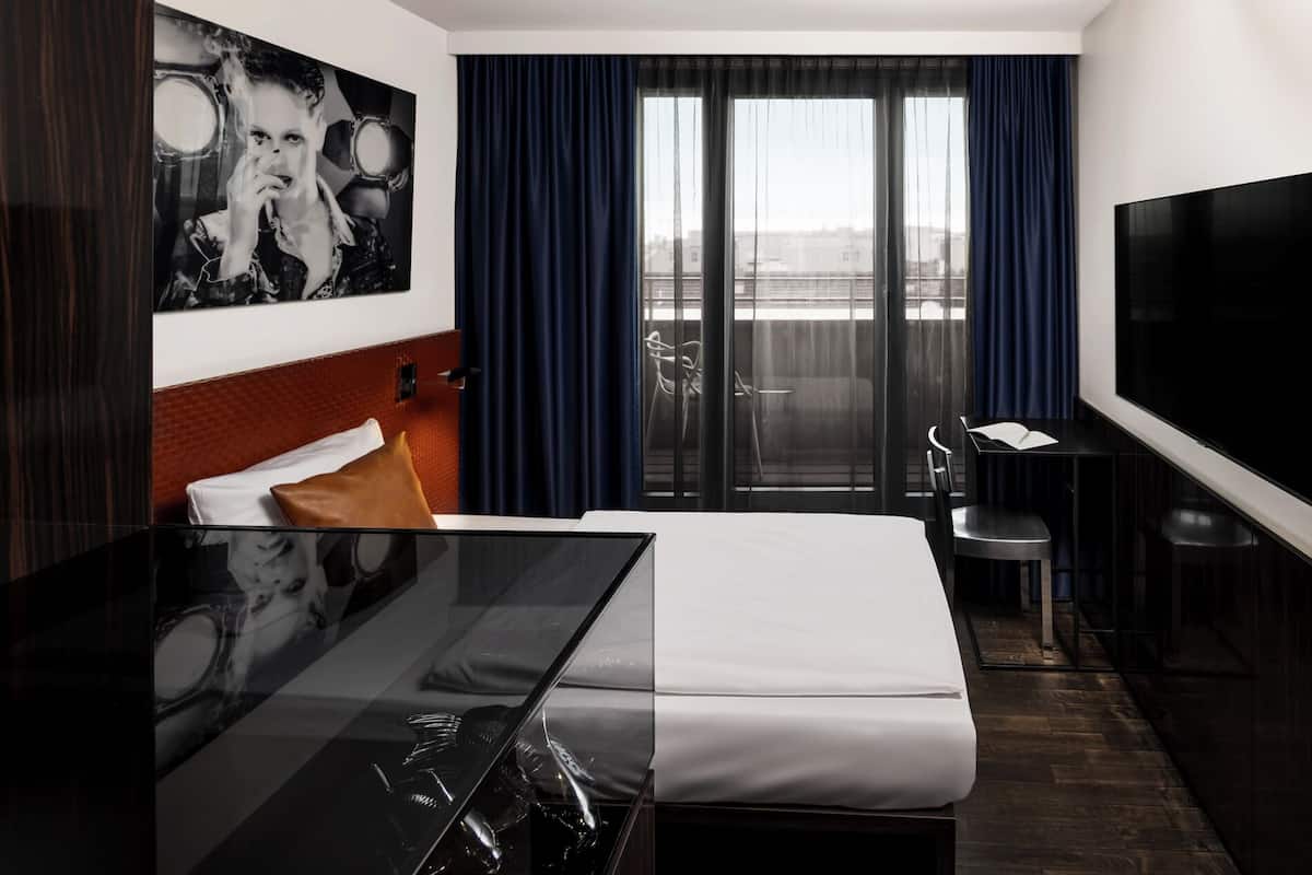 Een minibar, een kluis op de kamer, een bureau, geluiddichte muren