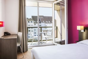 Superior-Studio, 1 Doppelbett, Balkon | 1 Schlafzimmer, Schreibtisch, Verdunkelungsvorhänge